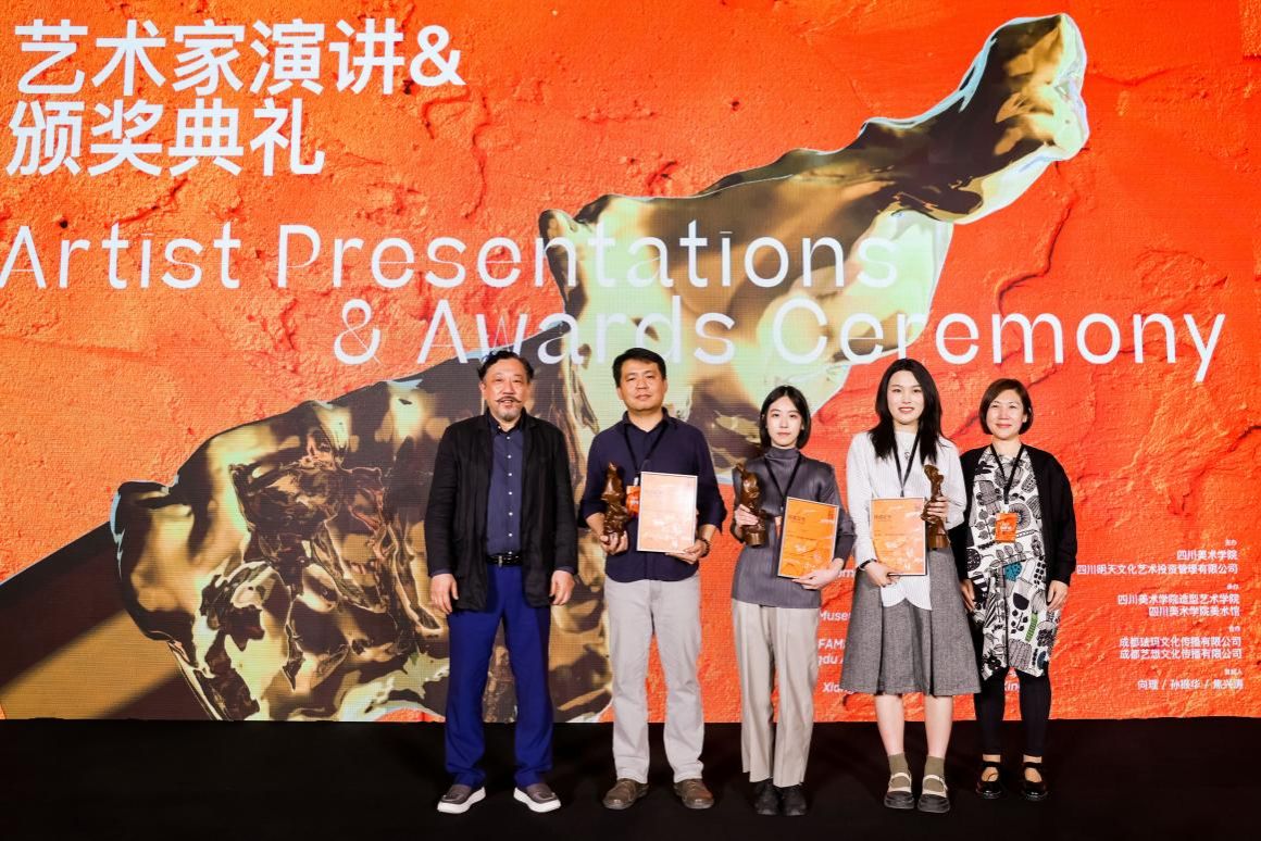 终评评委广州美术学院雕塑与公共艺术学院院长陈克教授与韩国文化艺术委员会ARKO美术馆馆长、策展人林瑾慧女士为“年度奖”获奖艺术家颁奖