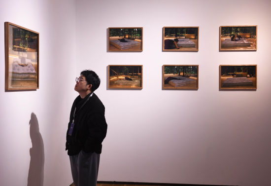 图为市民参观展览。周毅 摄