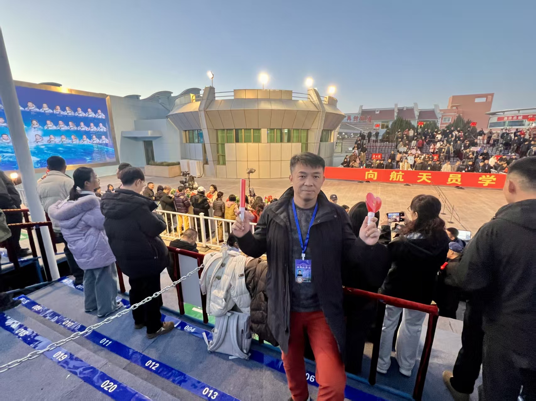  标识设计者顾欣在现场。四川美术学院供图