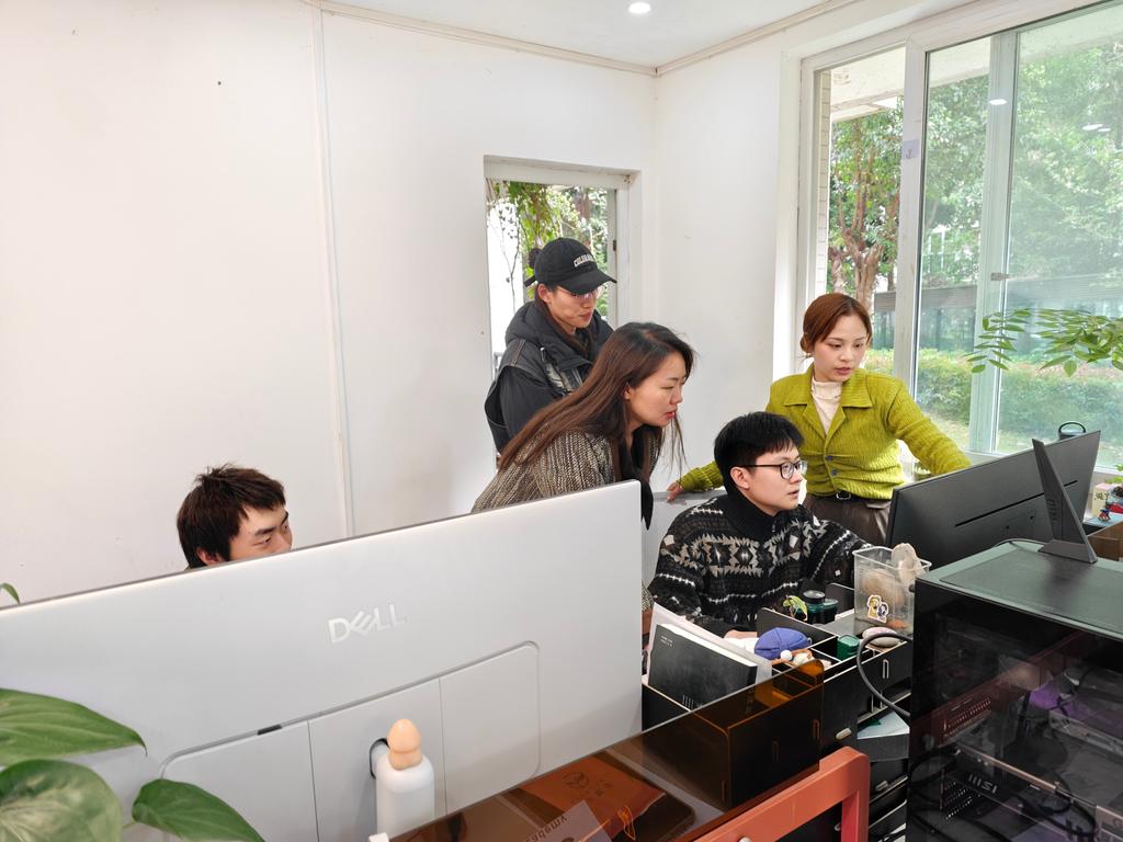 主创团队正在设计中。四川美术学院供图