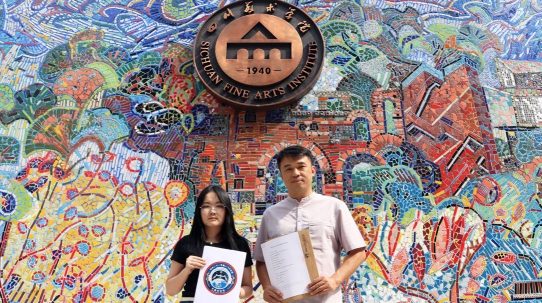 神舟二十一号载人飞行任务标识设计者董恬（左）、顾欣（右）。四川美术学院供图