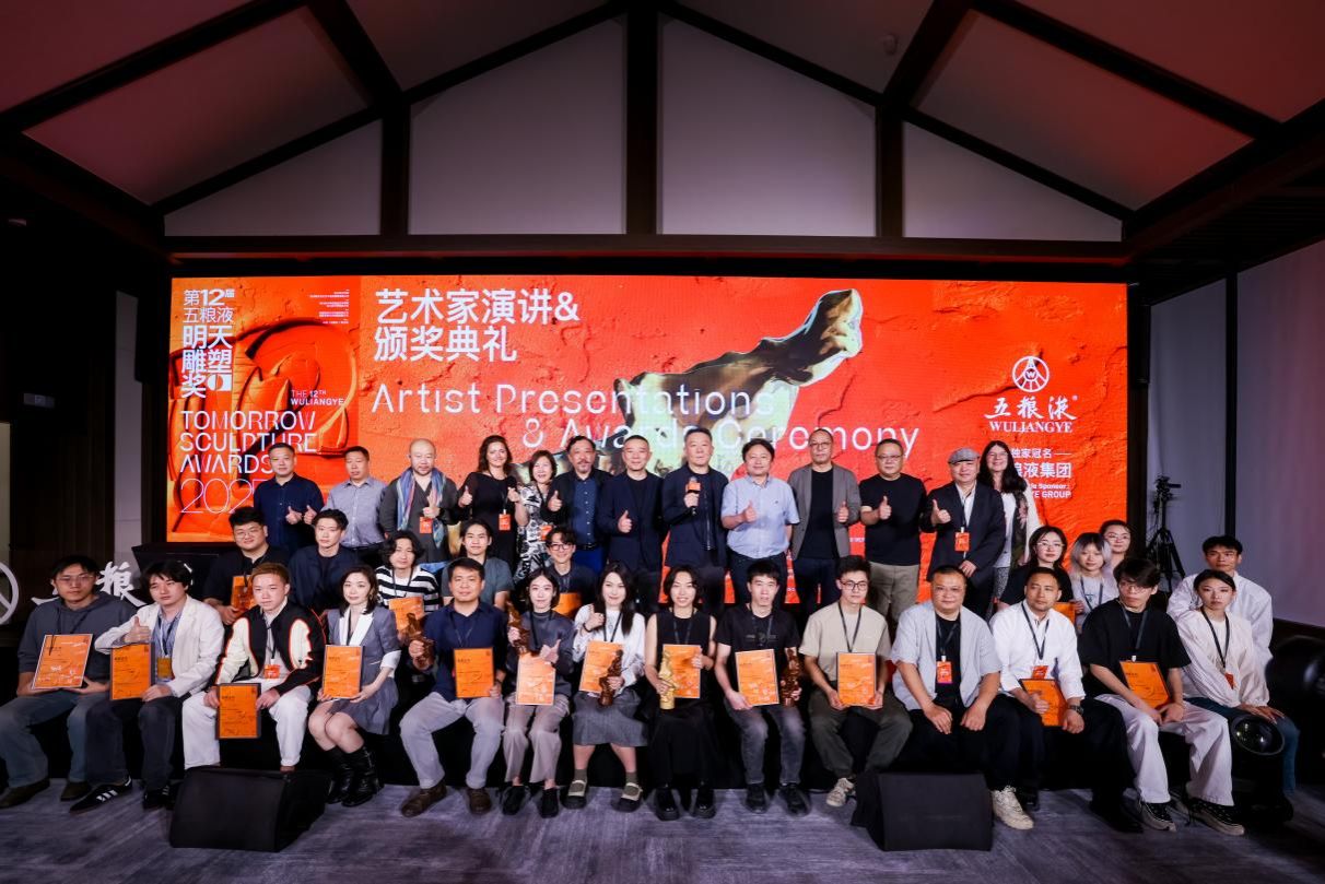 评委与参展艺术家合影