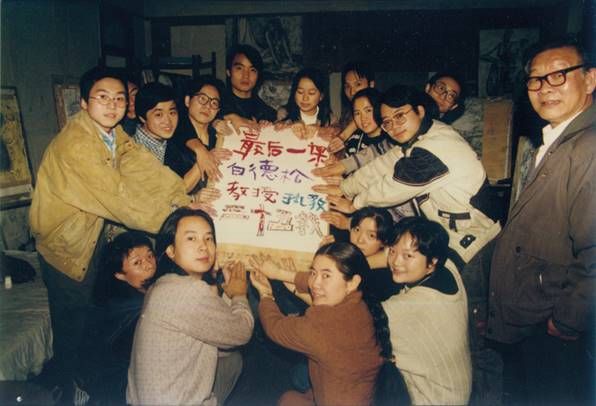 1998年6月,中国画系96级同学为白德松先生执教三十五周年举行“最后一课”纪念仪式-1 1998年6月,中国画系96级同学为白德松先生执教三十五周年举行“最后一课”纪念仪式-1
