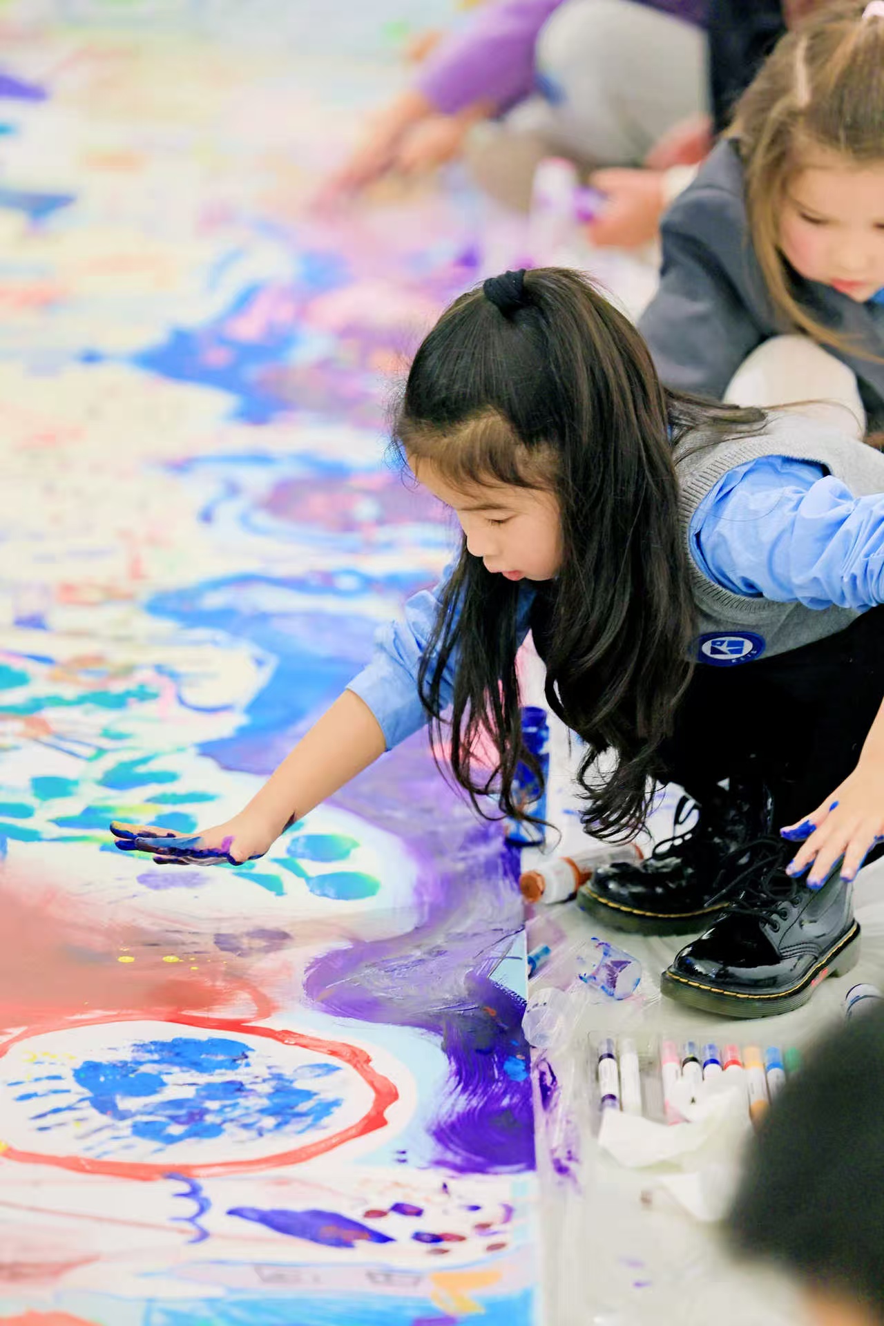 一位小代表在长卷上印下自己的手印。主办方供图