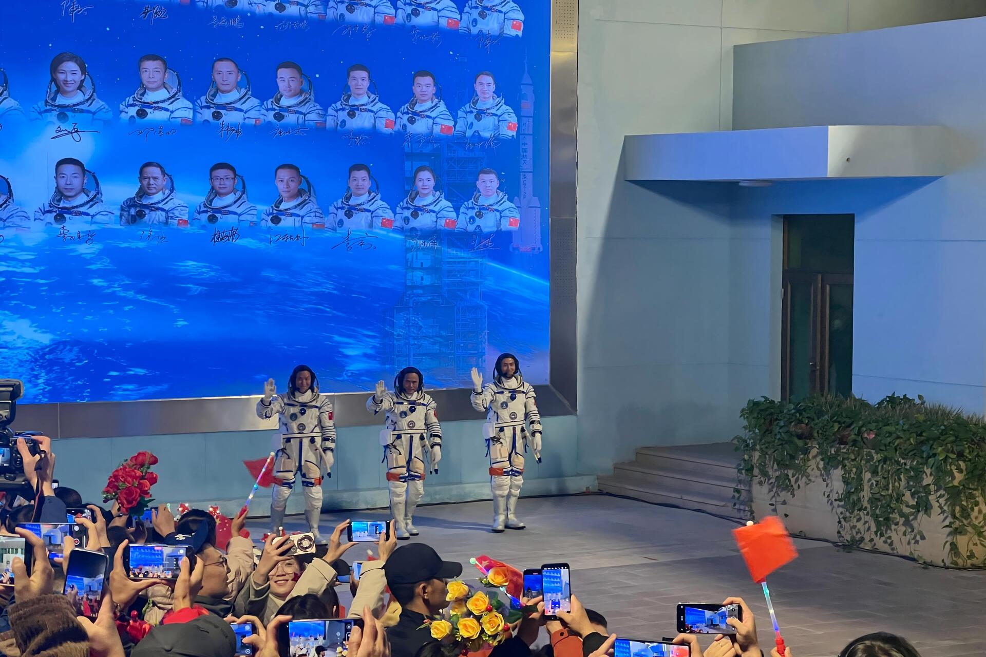 身上带有飞行任务标识的航天员。四川美术学院供图