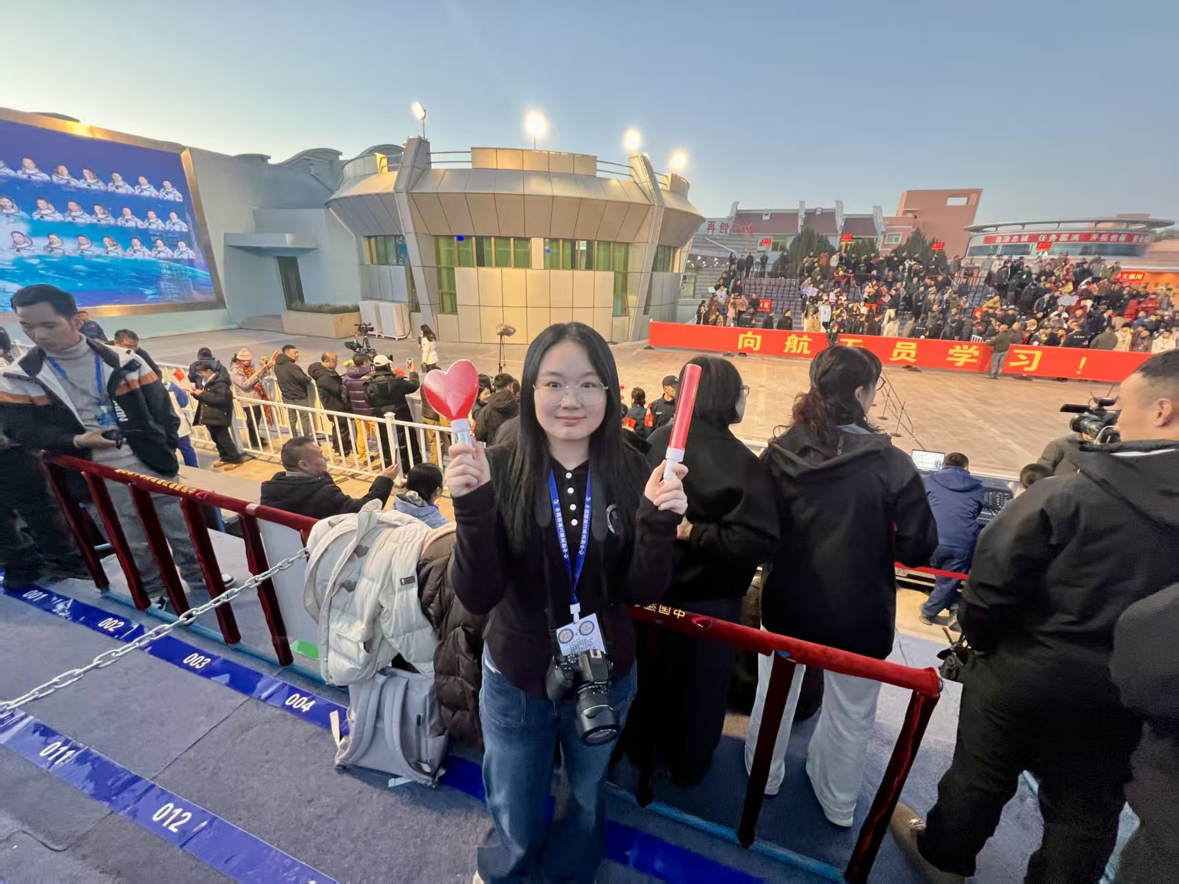 标识设计者董恬在现场。四川美术学院供图