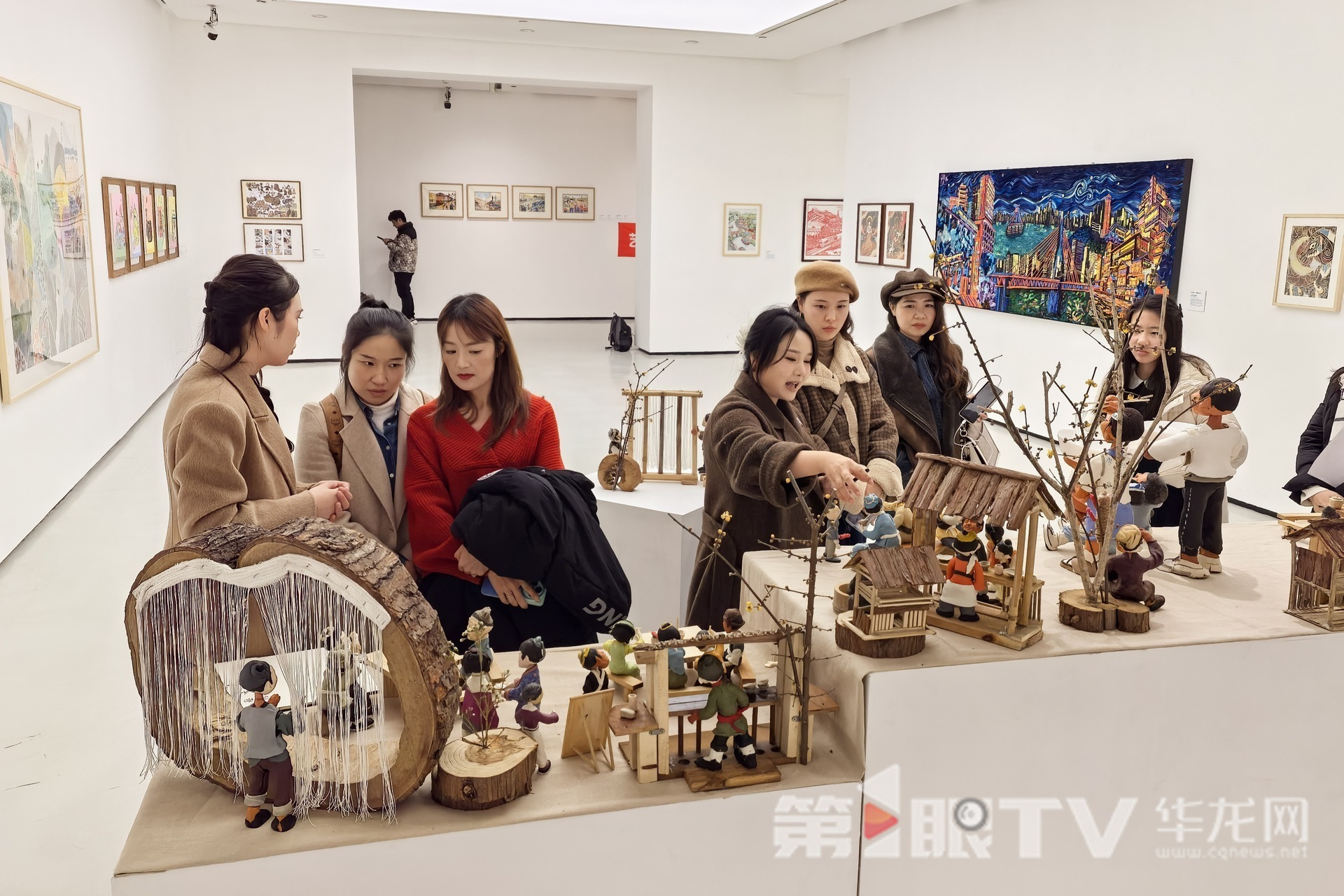 人们在参观展览。第1眼TV-华龙网记者 石涛 摄