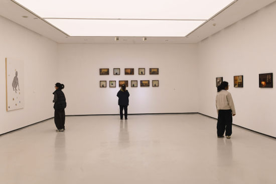 图为市民参观展览。周毅 摄