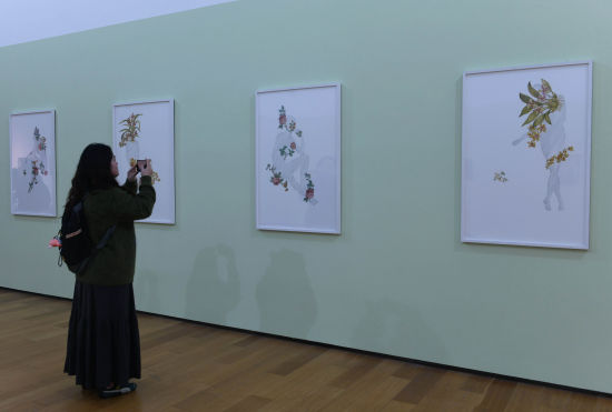 图为市民参观展览并拍照留念。周毅 摄