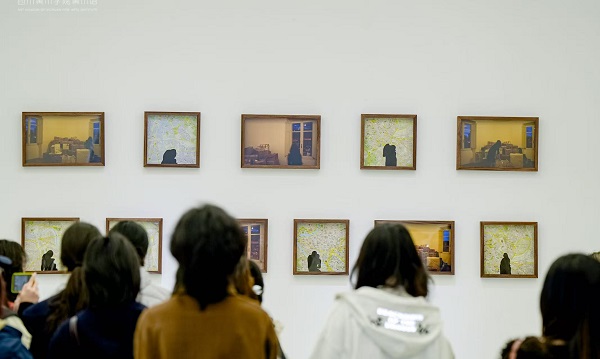 市民观看展览。四川美术学院供图