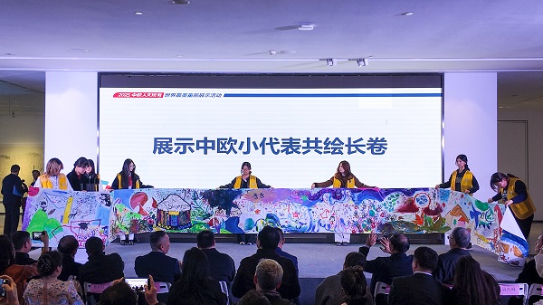 中欧小朋友共绘画卷。吴汪洋摄